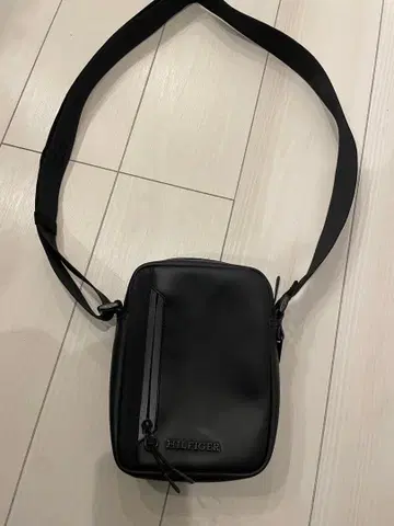 TOMMY HILFIGER 블랙 숄더백