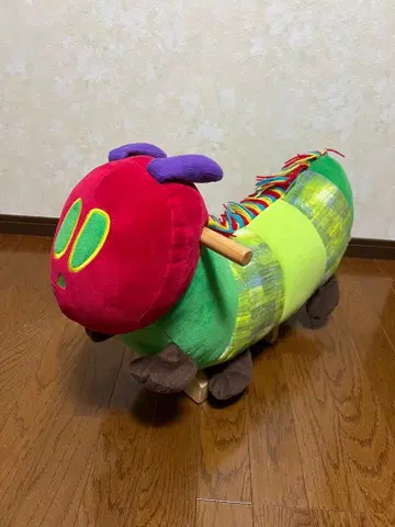 거대 배고픈 애벌레 오브제 에릭 칼