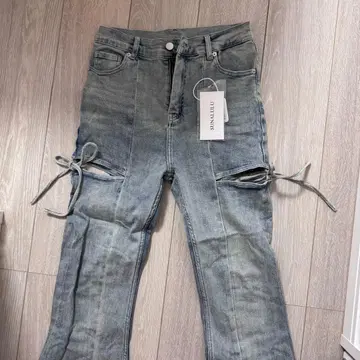 택 포함 새상품 착용 사진 있음 컷 아웃 리본 데님 팬츠 라이트 블루 M