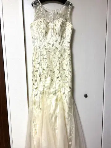 샴페인 색 자수 드레스 슬리브리스