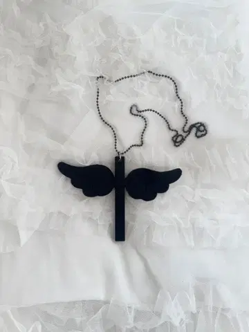 천사의 깃털 크로스 목걸이 블랙