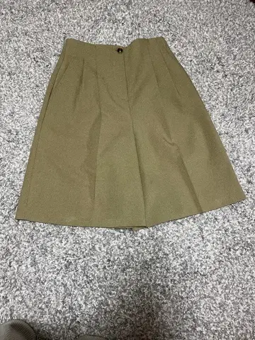 카키 턱인 쇼트팬츠 큐롯
