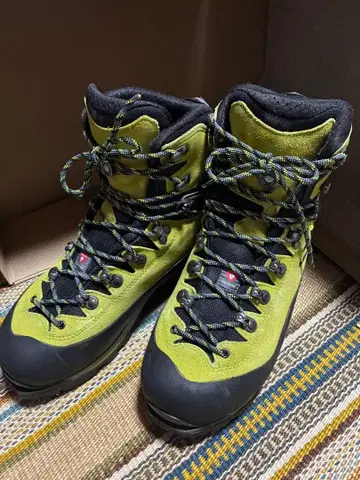 로버 LOWA 알파인 엑스퍼트 II GT 라임 x 블랙