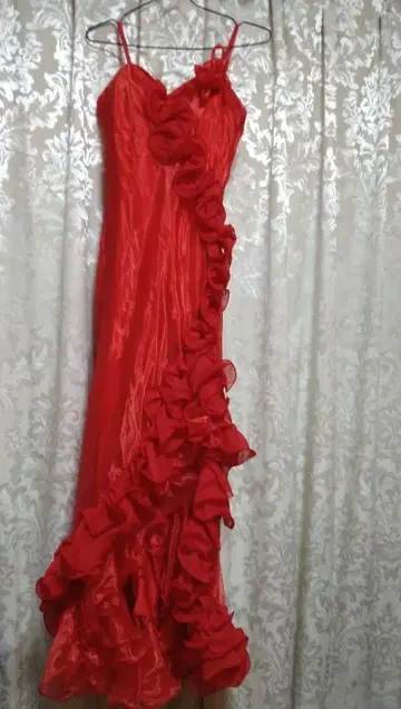 빨간색 프릴이 달린 슬림핏 드레스