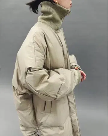 Hella 헤라 하이넥 다운 코트 베이지