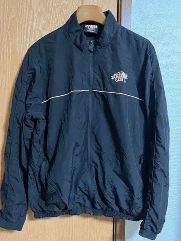 Syna world shell tracksuit 블랙 자수 로고