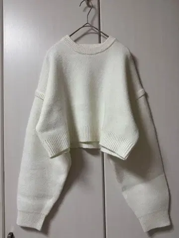 화이트 크롭 기장 니트