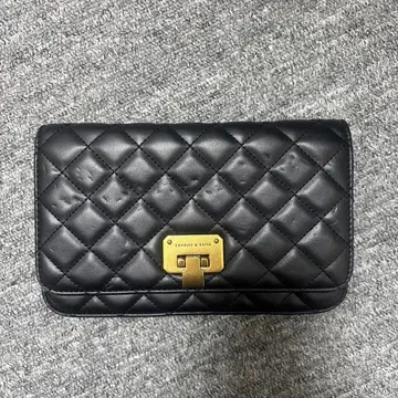 찰스앤키스 m 퀼티드 푸시락 클러치