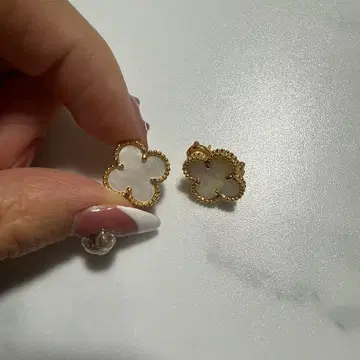 골드톤 네잎클로버 귀걸이