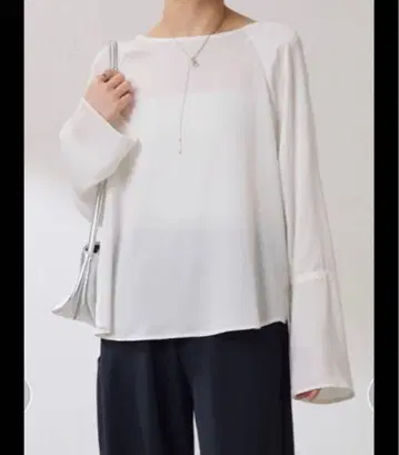 콜라주 개럴개런트 소매 플레어 새틴 블라우스 화이트