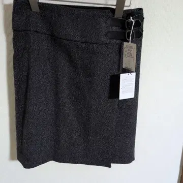 그레이 울 혼방 타이트 스커트 버클 포함