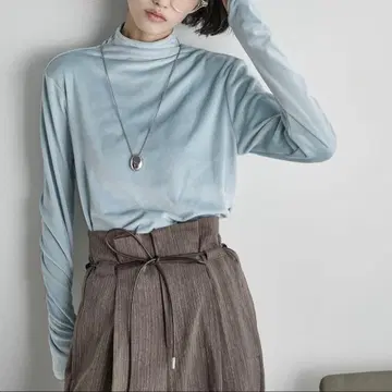 [택 포함 새상품] the yon 하이넥 핑거홀 커프 벨로아 상의