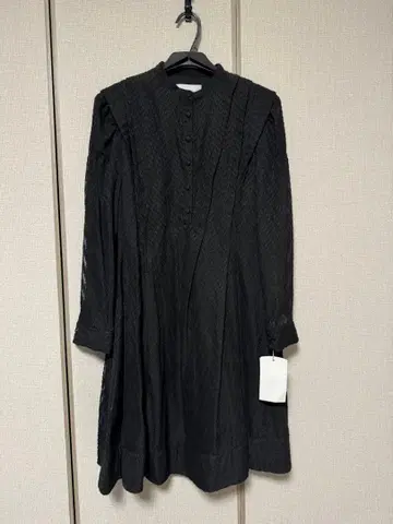 블랙 버튼 무릎 기장 원피스