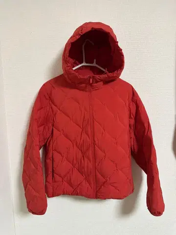 빨간색 후드 부착 다운 자켓