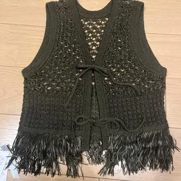 올리브색 프린지 달린 레이스 니트 베스트