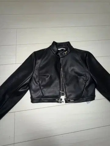 THEREDTHREAD 블랙 크롭 가죽 자켓