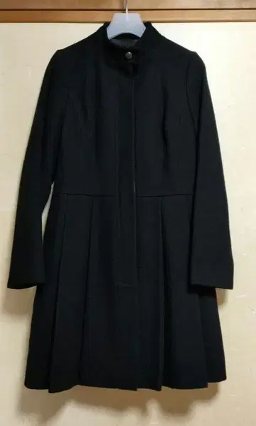 폴앤조이 플리츠 디자인 코트