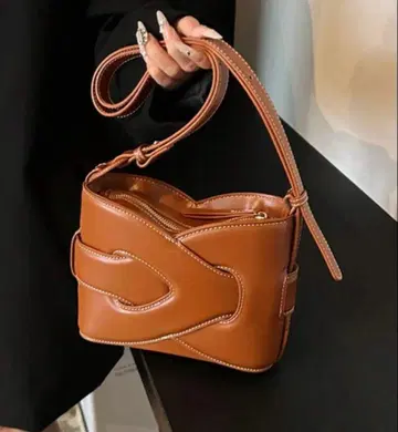 브라운 숄더백 곡선 디자인