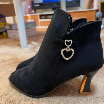 블랙 스웨이드 부티 하트 참 포함