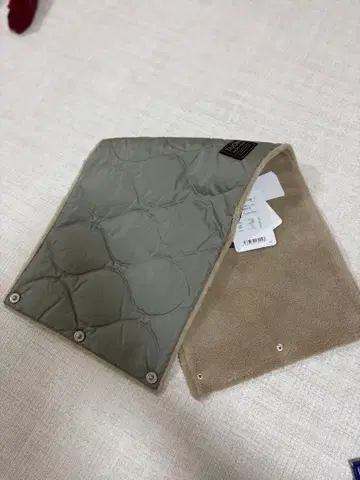 TAION 타이온 리버서블 다운 넥워머 플리스