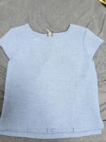 슬리브리스 상의와 플레어 스커트 세트