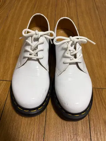 닥터마틴 화이트 에나멜 UK5 레이스업