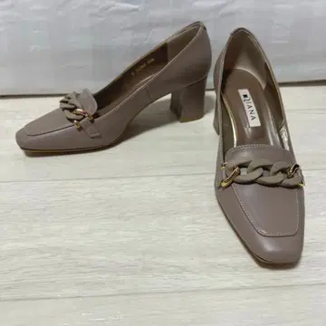 [ 새상품급 ] Diana 그레이 체인 장식 중간 힐 펌프스