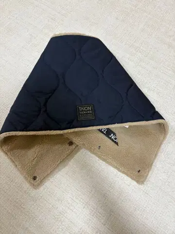 TAION r 타이온 리버서블 넥워머 플리스 다운