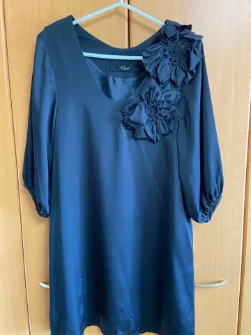 어반 리서치 꽃이 세련된 블라우스 원피스 차분하면서도 화려함