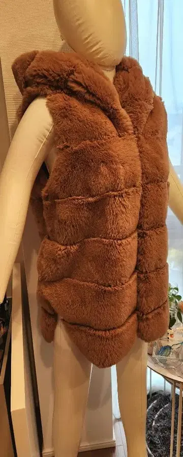 중고 배송비 포함 브라운 인조 모피 후드 부착 베스트