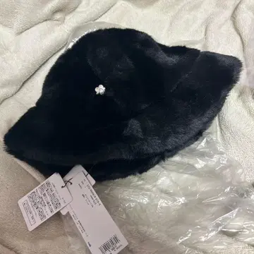 마리콴트 블랙 볼륨 퍼 라운드 햇