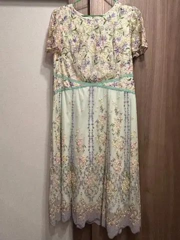 자수 장식 민트 그린 무릎 기장 원피스