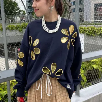 헬로우 샌프란시스코 플라워 컷 아웃 오버사이즈 맨투맨