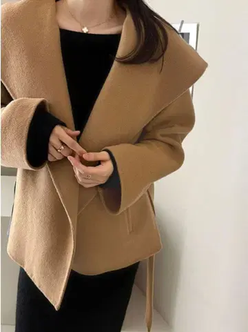 스트랩 부착 빅 칼라 오픈 하프 코트