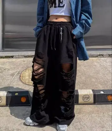 .KOM 체인 부착 데미지 스웨트 팬츠