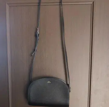 APC 블랙 하프문 숄더백