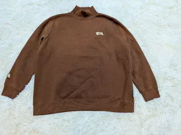 드럭 스토어의 브라운 트레이닝복