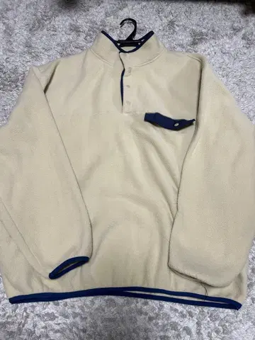 크림색 플리스 자켓