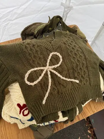 올리브 그린 케이블 짜임 니트