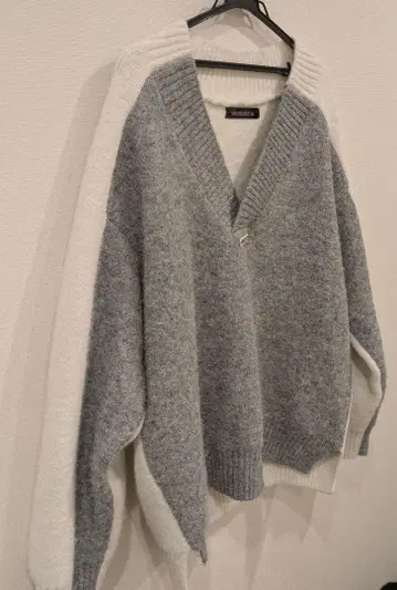 모드 배색 니트 V넥 그레이 x 화이트