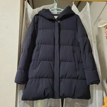 네이비 후드 부착 다운 자켓