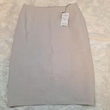 새상품 에포카 아이보리 타이트 스커트 무릎 기장 M 사이즈