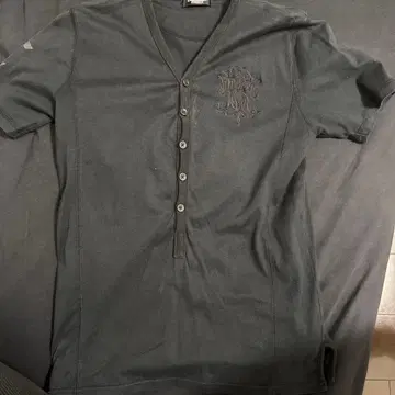 블랙 V넥 버튼 피케 셔츠