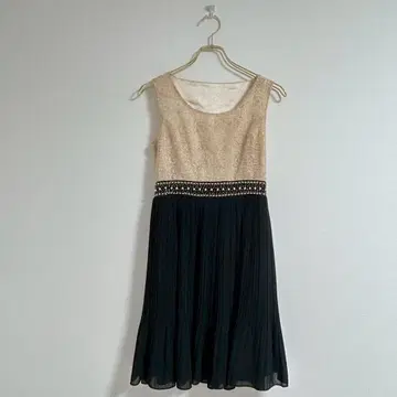 슬리브리스 무릎 기장 베이지 블랙 플리츠 원피스