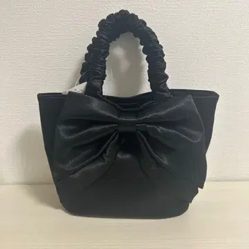 리본 포함 블랙 핸드백