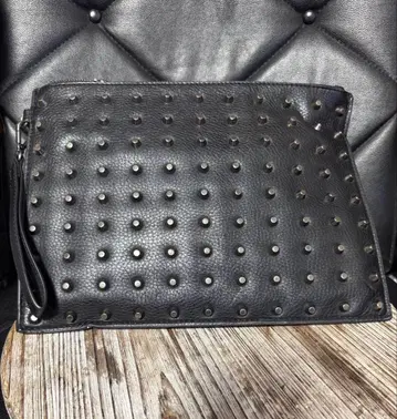 [ 새상품급 ] ZARA 자라 스터드 클러치백 세컨드 백 블랙