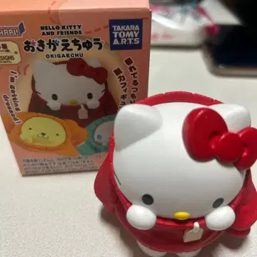 헬로 키티앤 옷 갈아입는 중 피규어