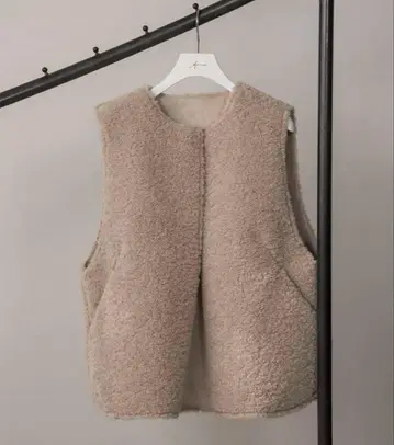 베이지 플리스 슬리브리스 보아 베스트