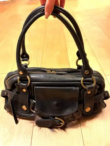 [새상품급] 블랙 가죽 퍼 포함 핸드백