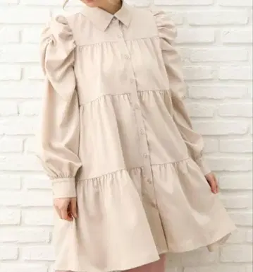 INGNI 파워숄더 티어드 셔츠 OP 베이지